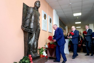 В Академическом университете Петербурга открыли памятник Жоресу Алферову