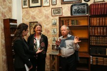 Президент EPS открыла памятную табличку в Музее-архиве Д. И. Менделеева
